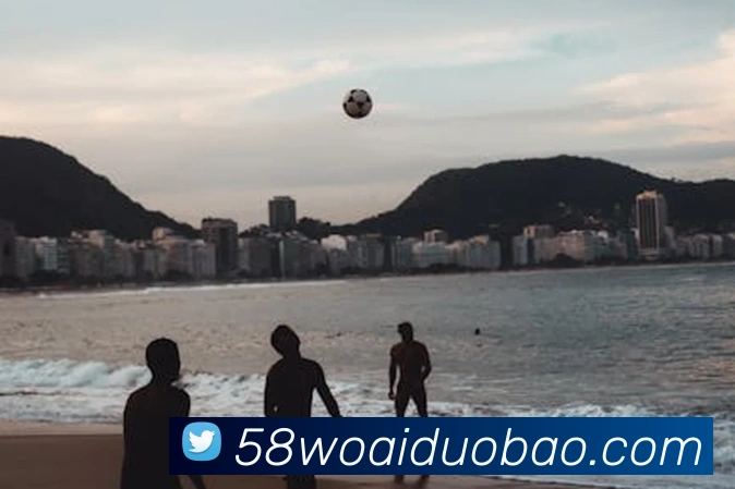 范巴斯滕回顾荷兰锋线生涯 经典进球与伤病经历再受关注